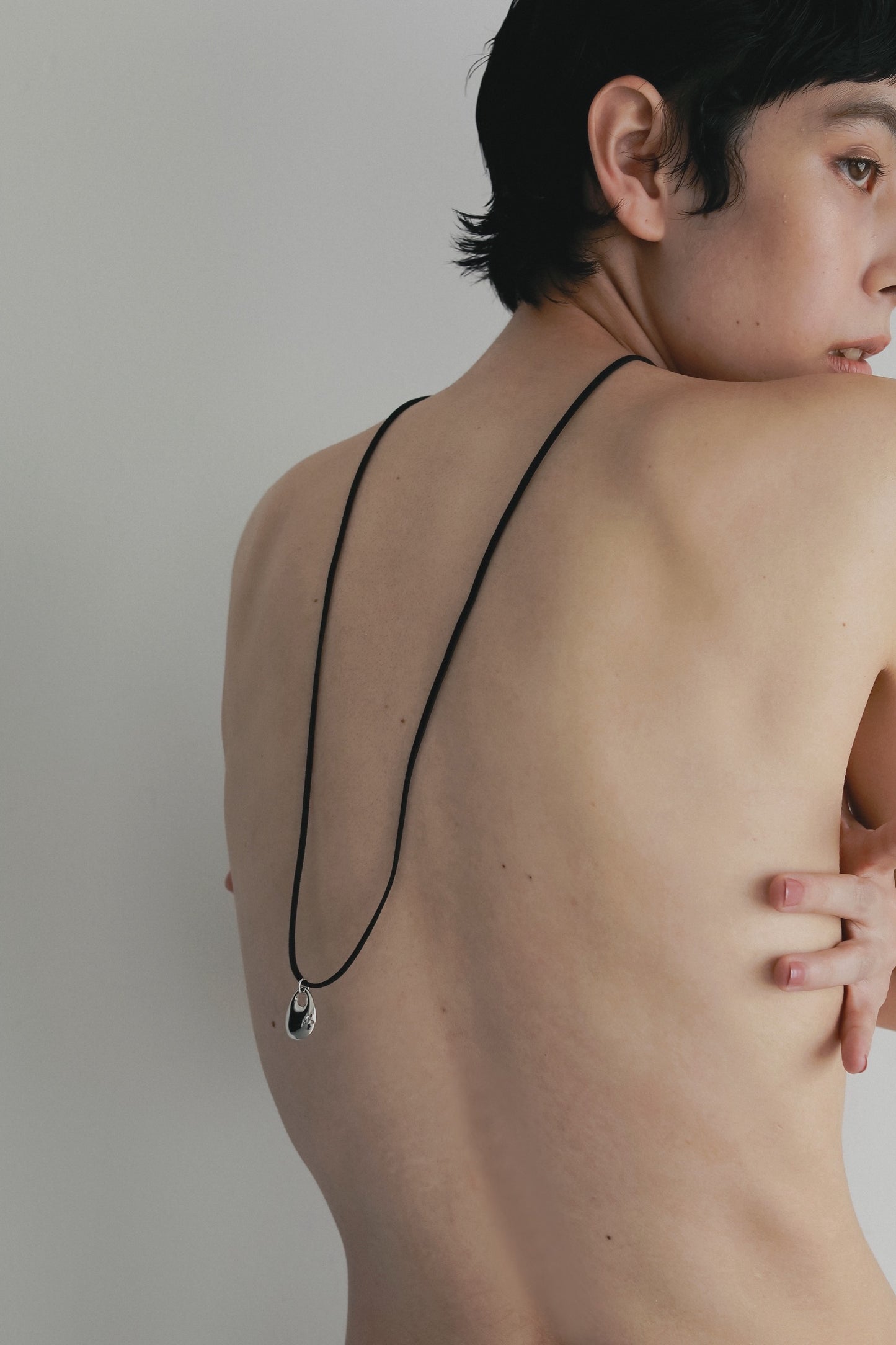 Suede disc Necklace (Black×Silver)