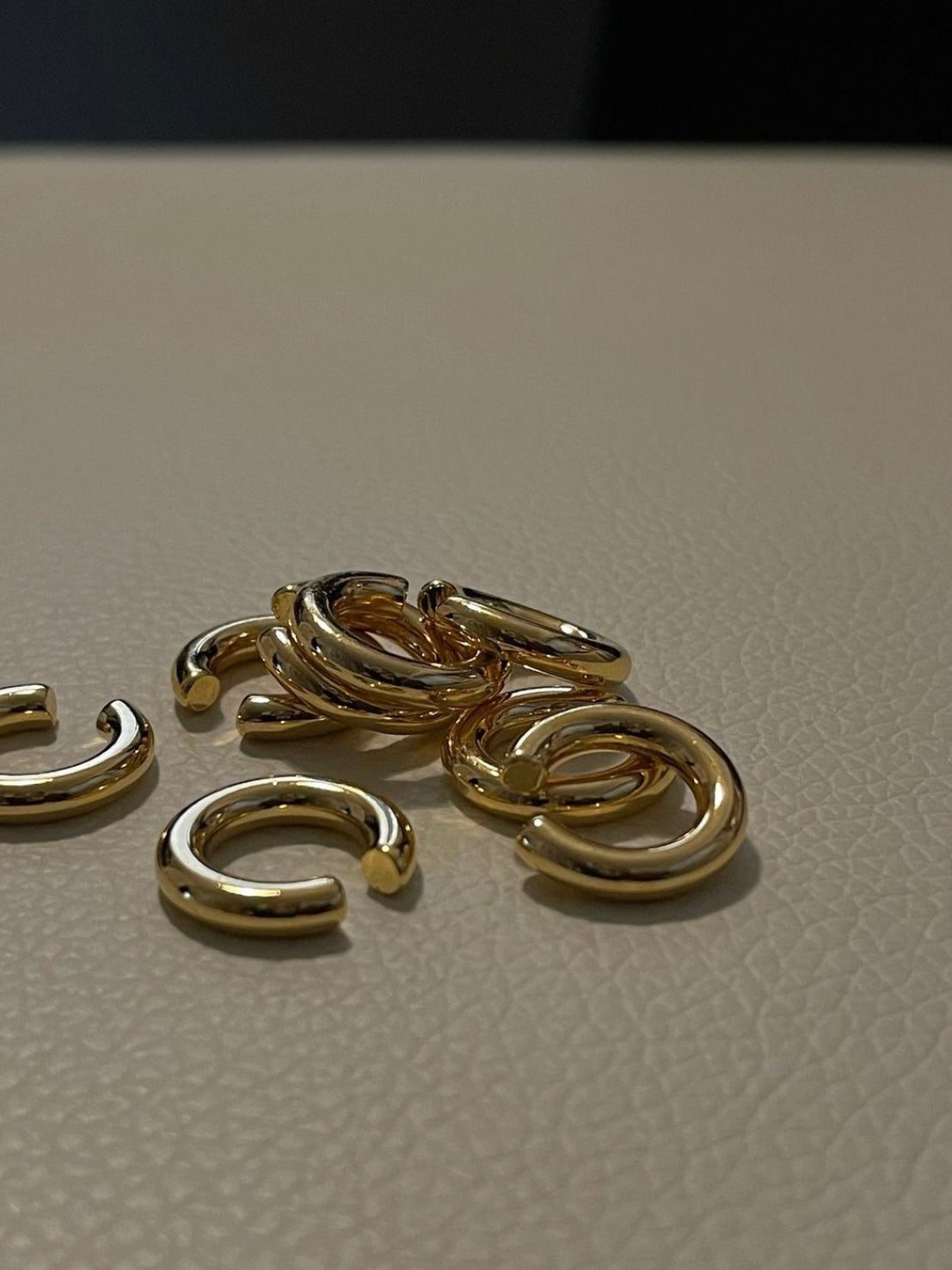 Mini Simple Earcuff (Gold) 4