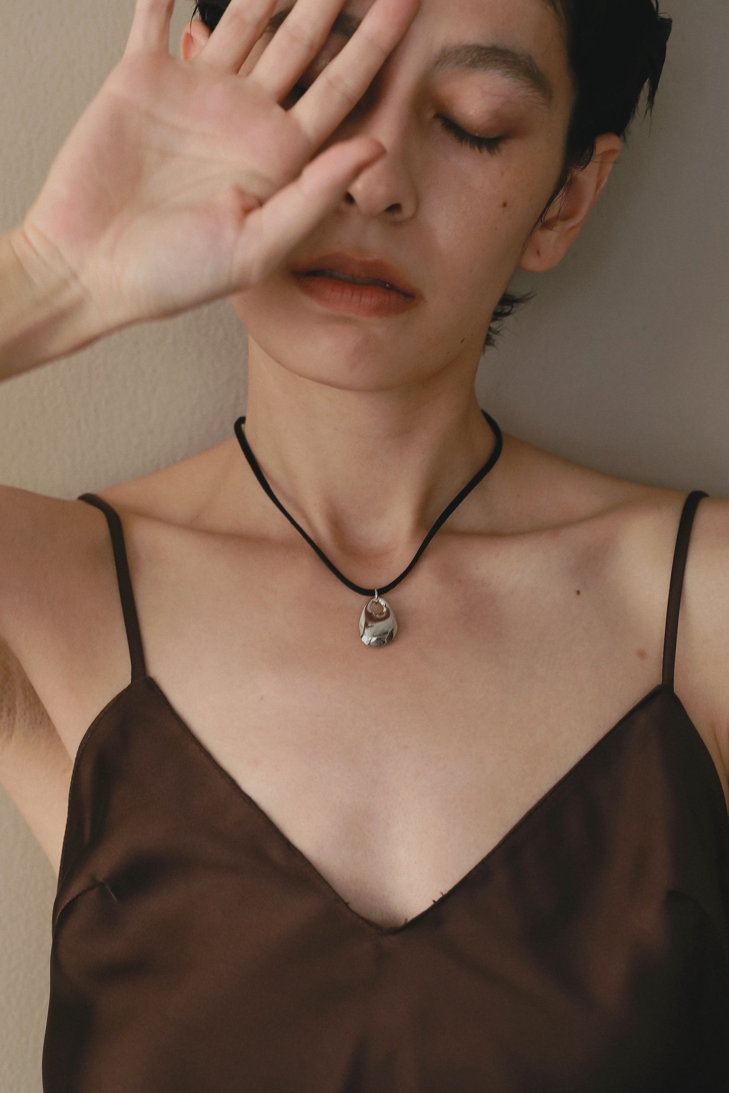 Suede disc Necklace (Black×Silver)